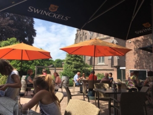 Zonnig terras van De Pastorie Zeeland met parasols